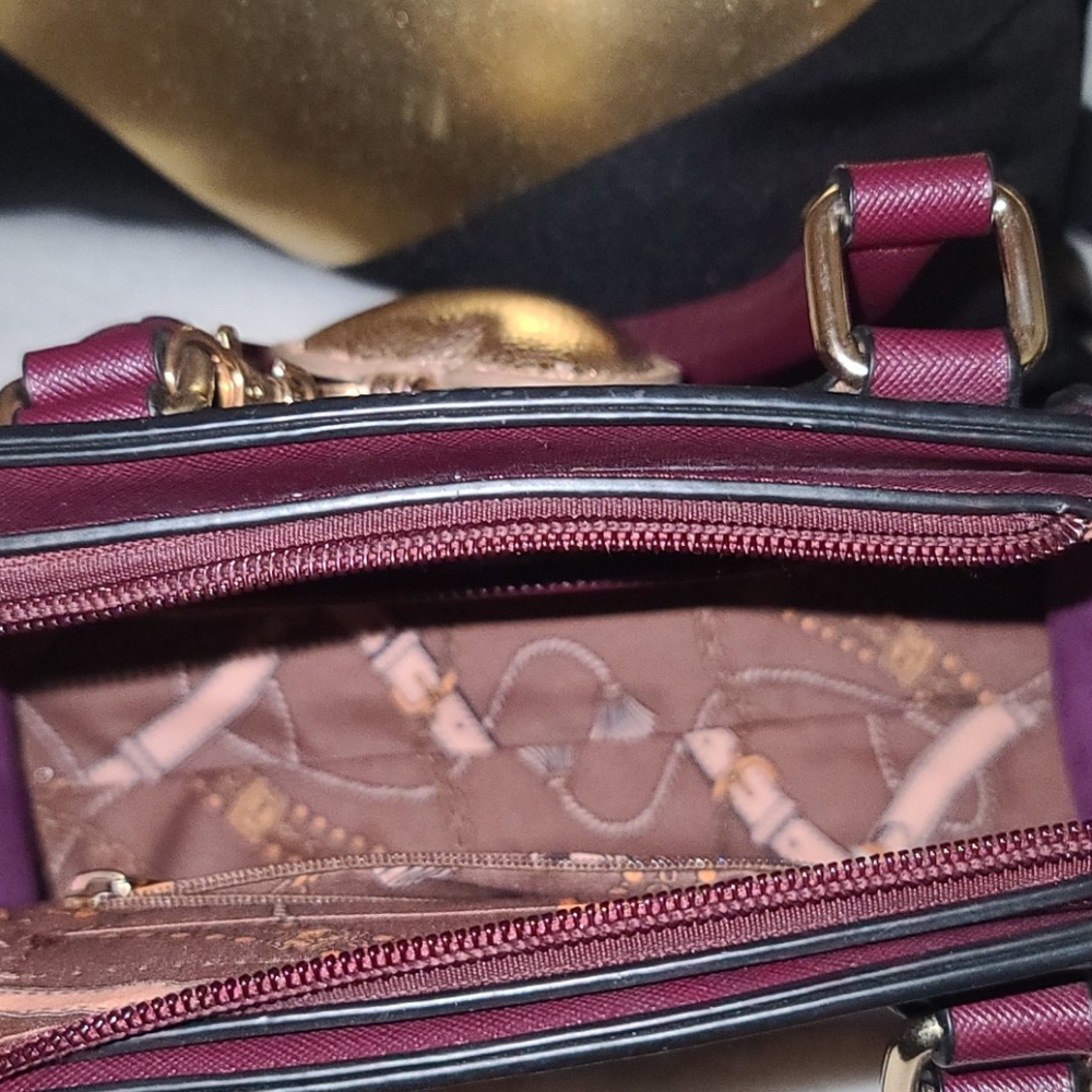 Small burgundy and gold purse - Picture 3 of 3